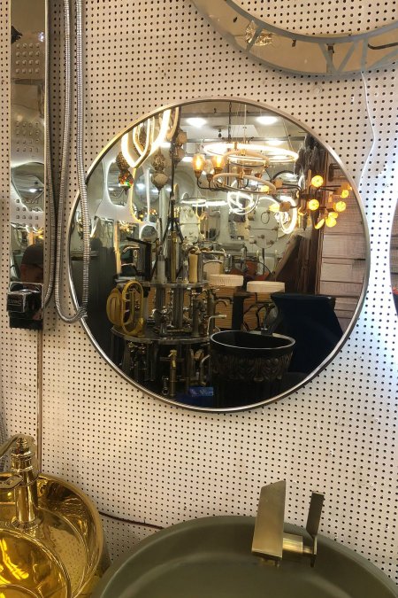 مراية دائرية بإطار فضي رفيع